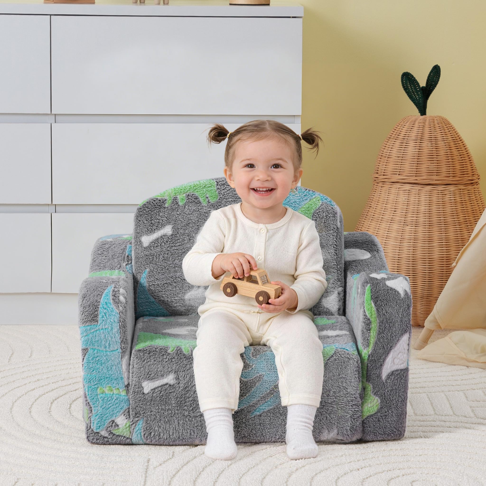 Aodisman chair is lightweight and portable for living spaces.
