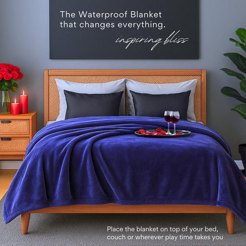 ARDORI Indigo blanket showing moisture-absorbing flannel side for quick cleanup