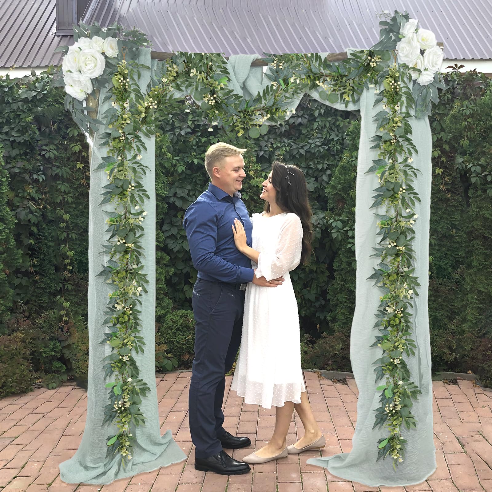 Outdoor-friendly Artgar garland shown in garden setting