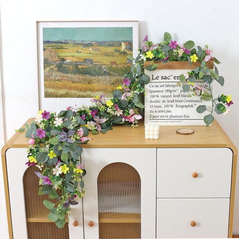 ASTNIC daisy garland decor suits living rooms and bedrooms.