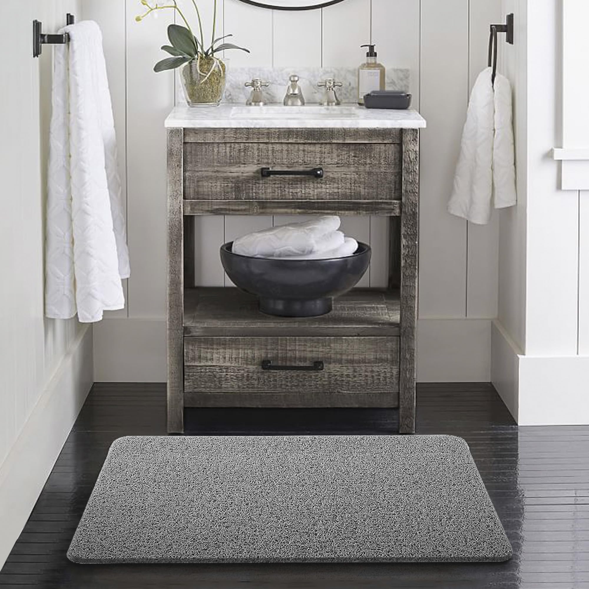 Asvin bath mat protects tub surfaces with a stable grip.