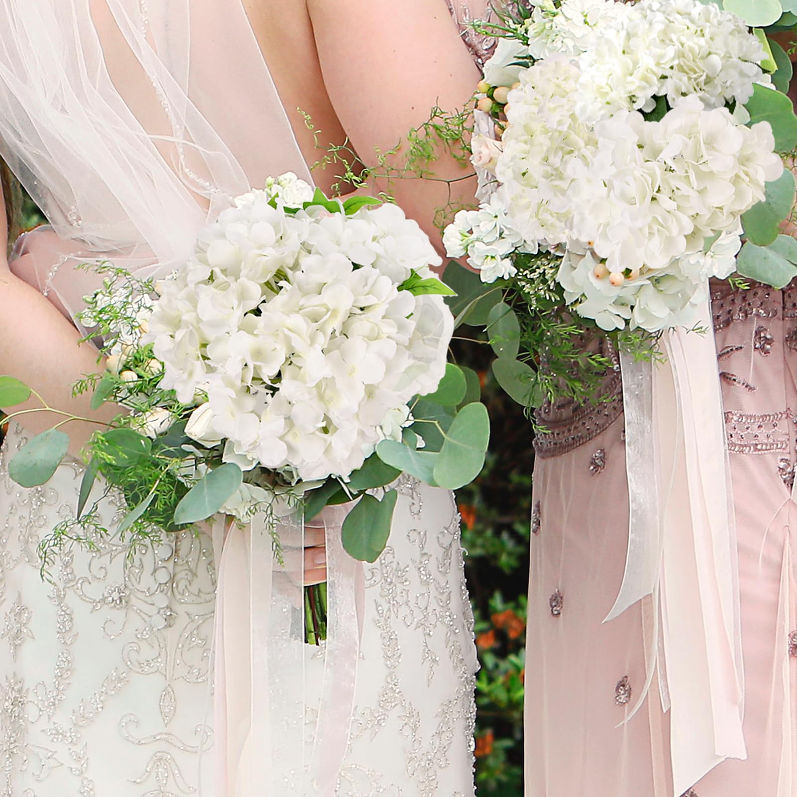 Auihiay hydrangea table centerpiece adds volume and soft color.
