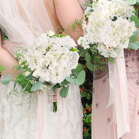 Auihiay hydrangea table centerpiece adds volume and soft color.