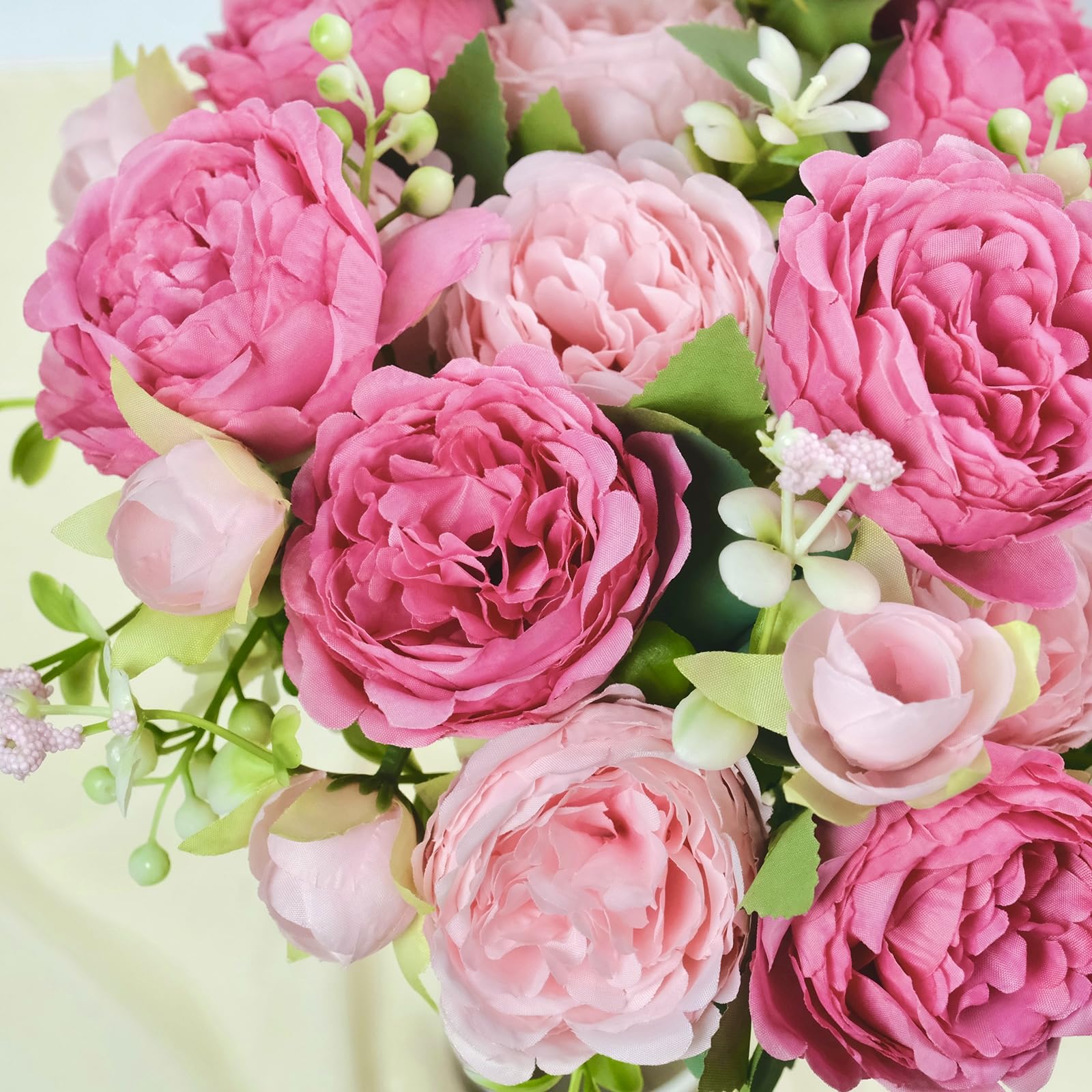 AUMVEYI wedding decor display with full blooms and greenery.
