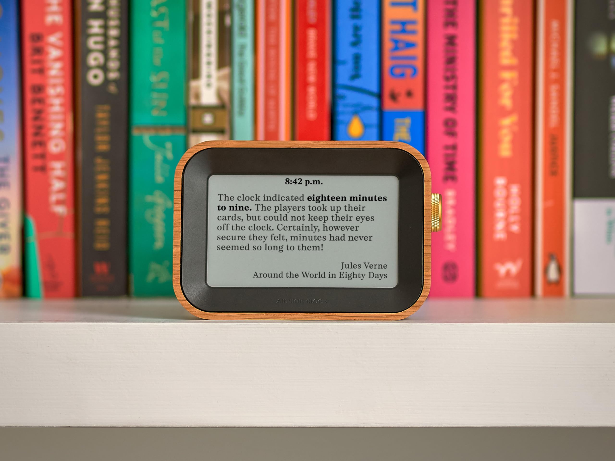 Author Clock eink-screen delivers glare-free, paper-like reading without backlight.