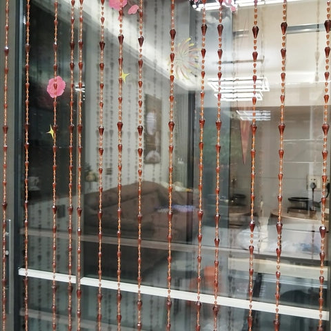Ave Split cortina para puerta y ventana, ambiente acogedor.