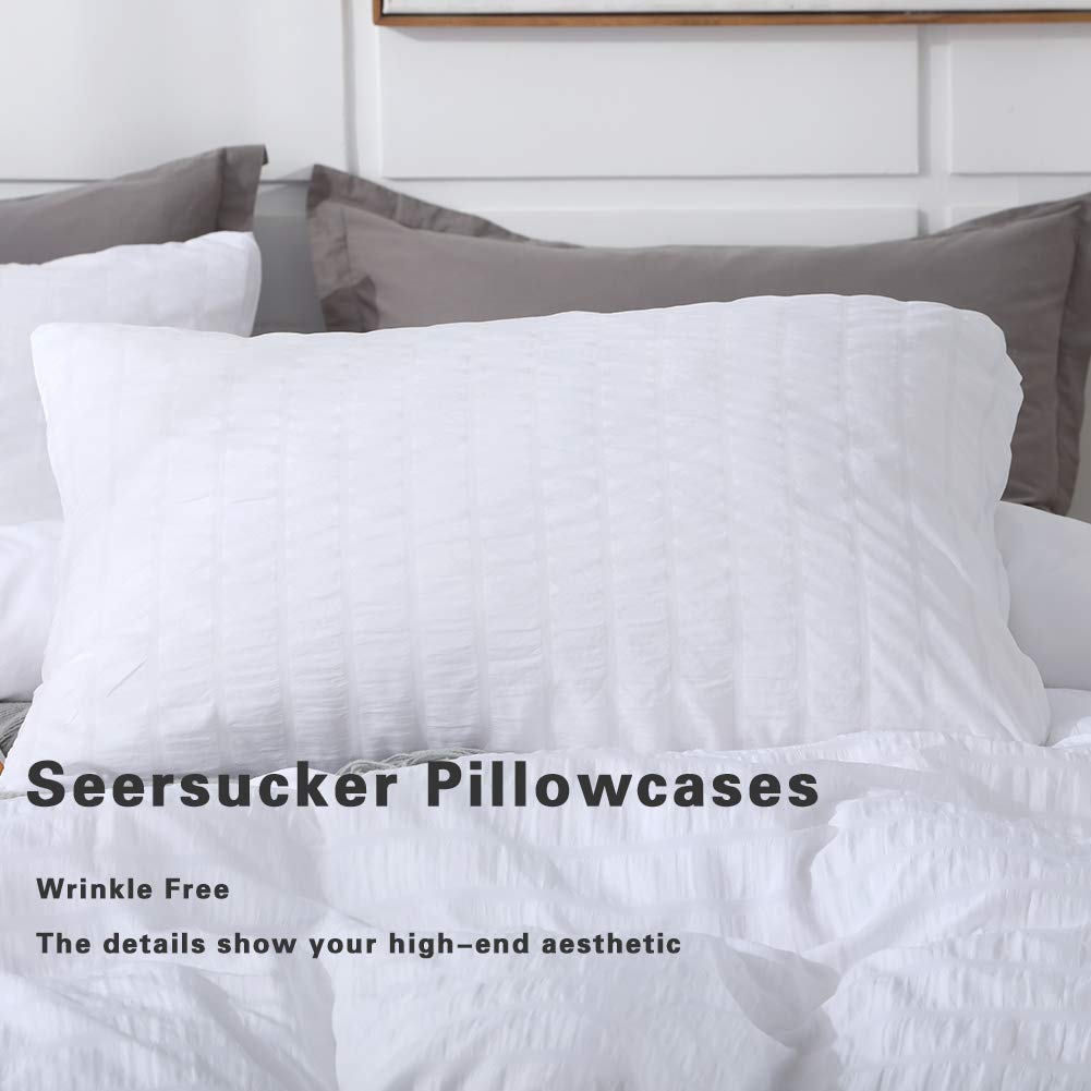 AveLom easy-care fabric is machine washable and pet-friendly.