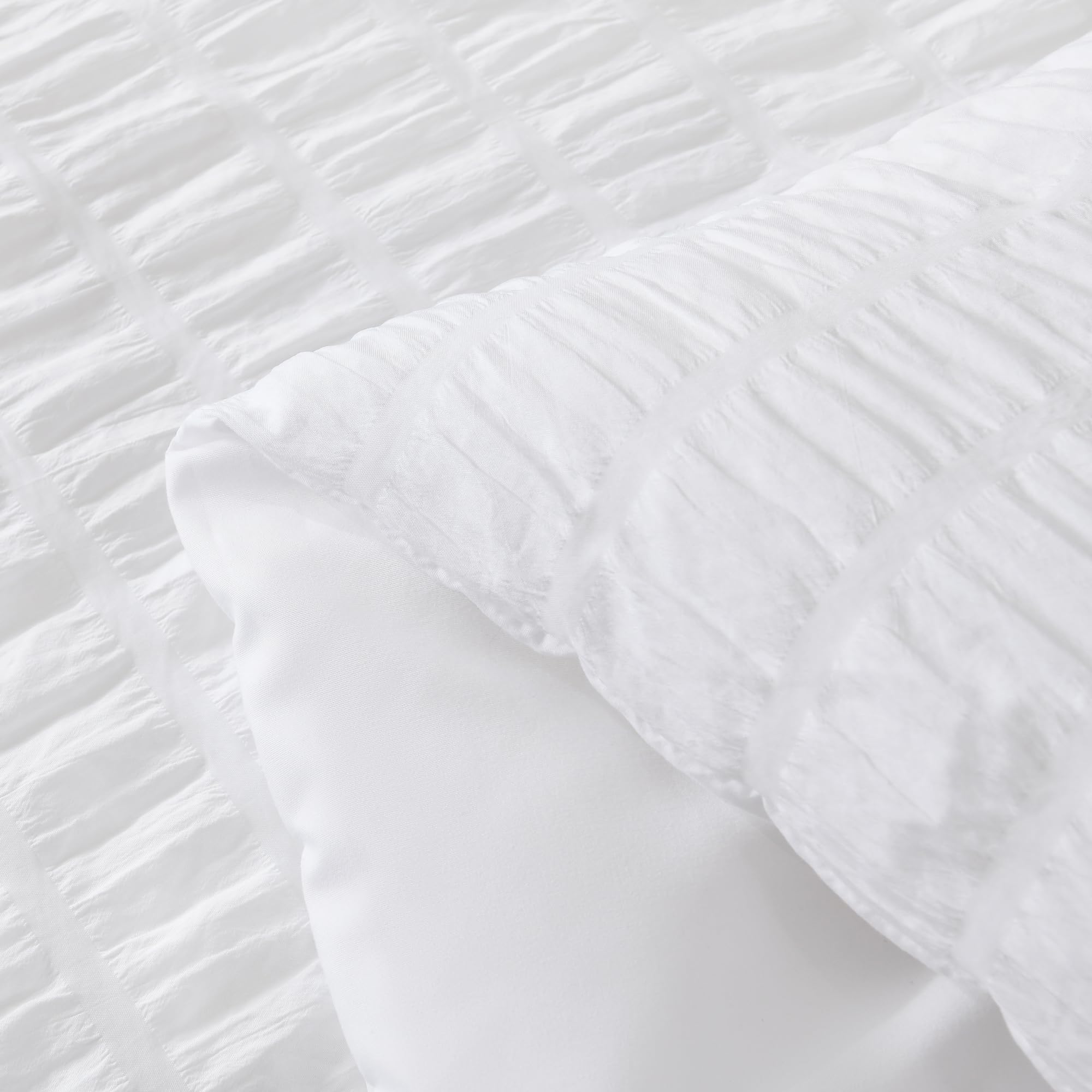 Avelom Seersucker King Comforter Set used all season for lightweight warmth.