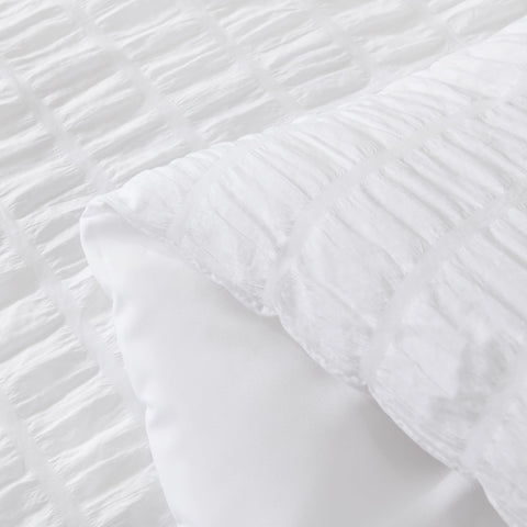 Avelom Seersucker King Comforter Set used all season for lightweight warmth.
