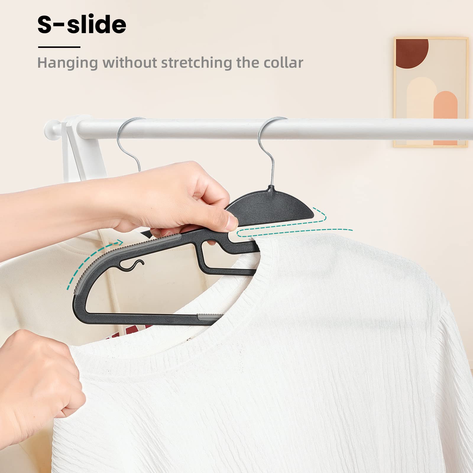 BAGAIL 360-degree swivel hook enables flexible access for outfits.