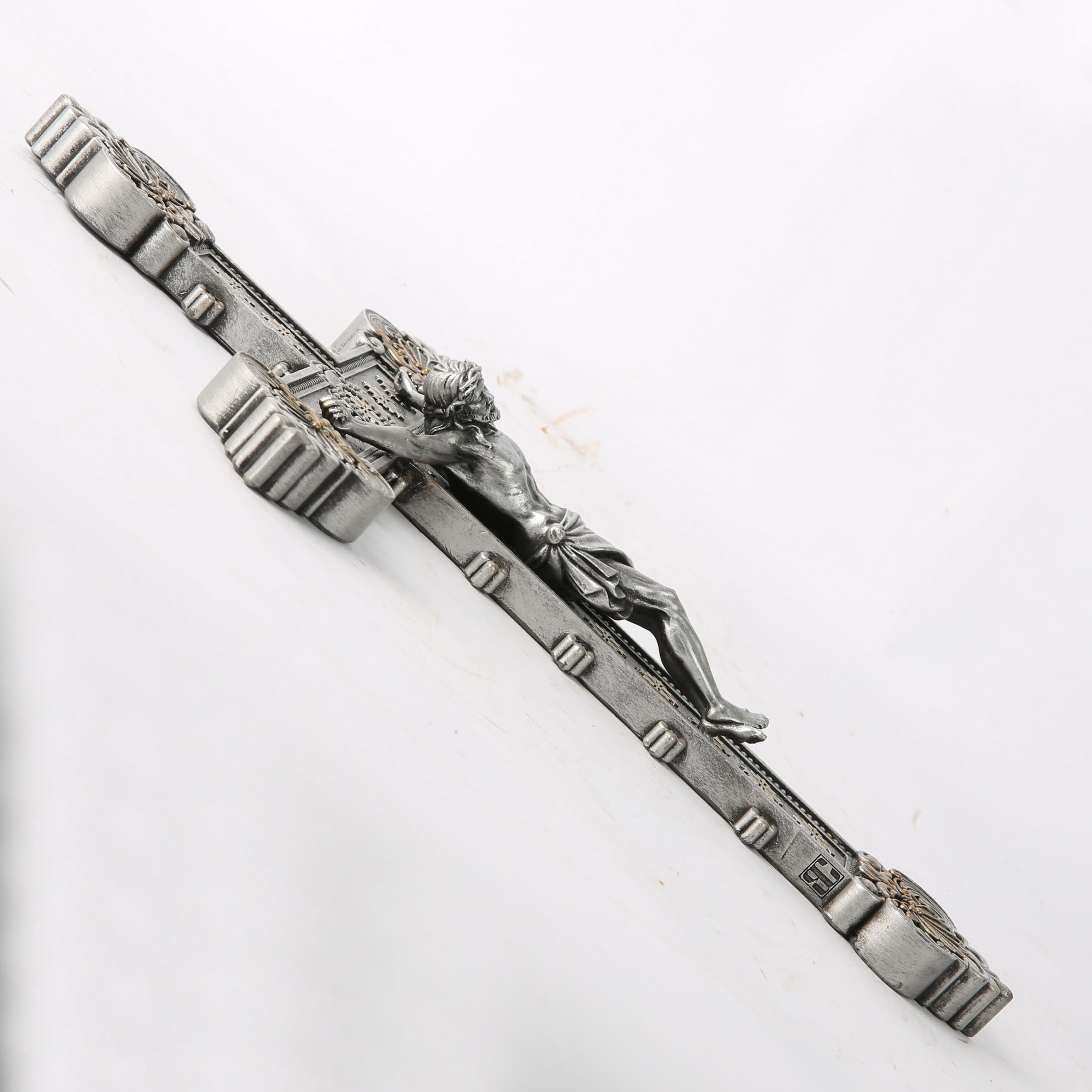 BC BUILDCLASSIC stone resin cross, lightweight and sturdy for easy mounting.