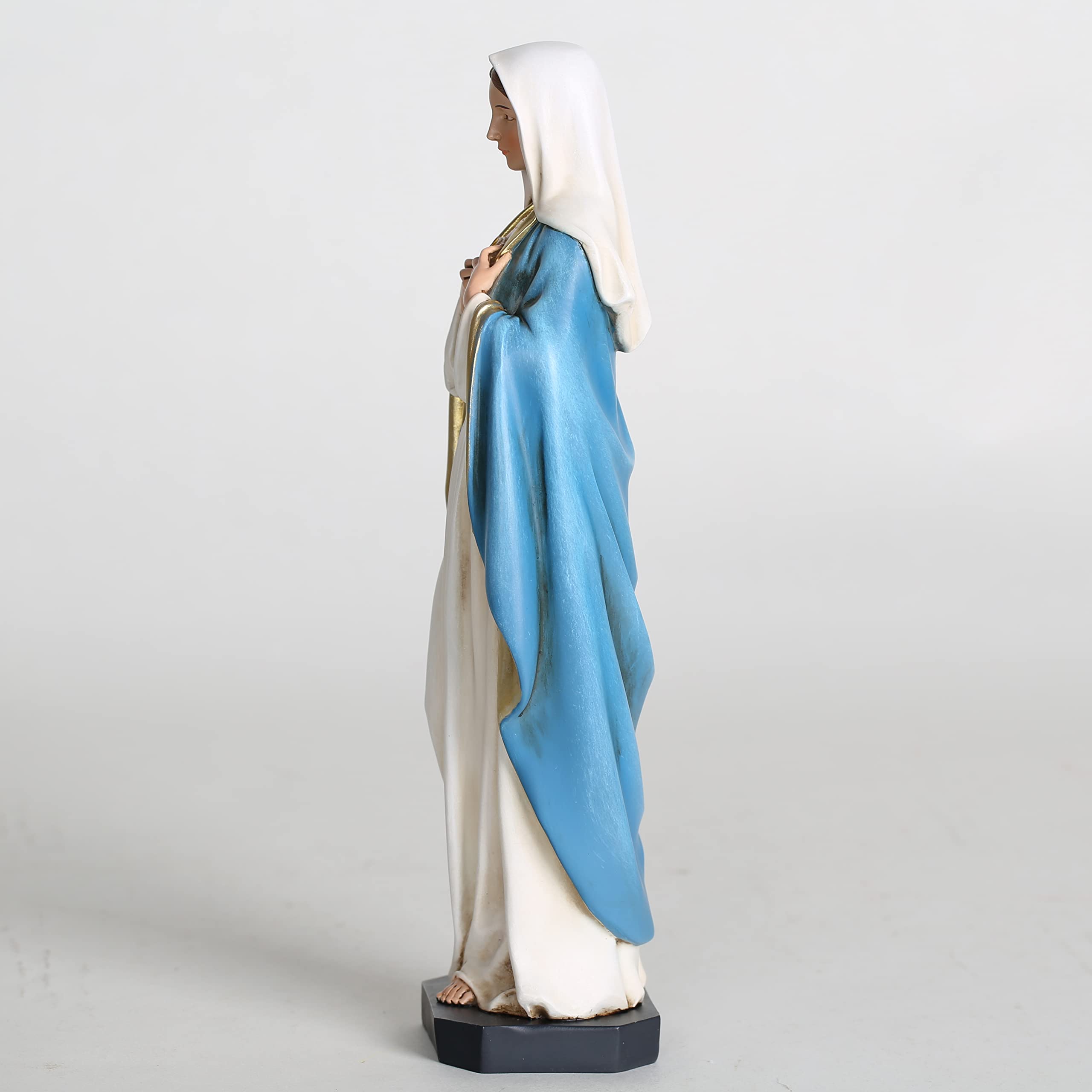 BC Buildclassic gift-ready Mary statue for celebration and remembrance.