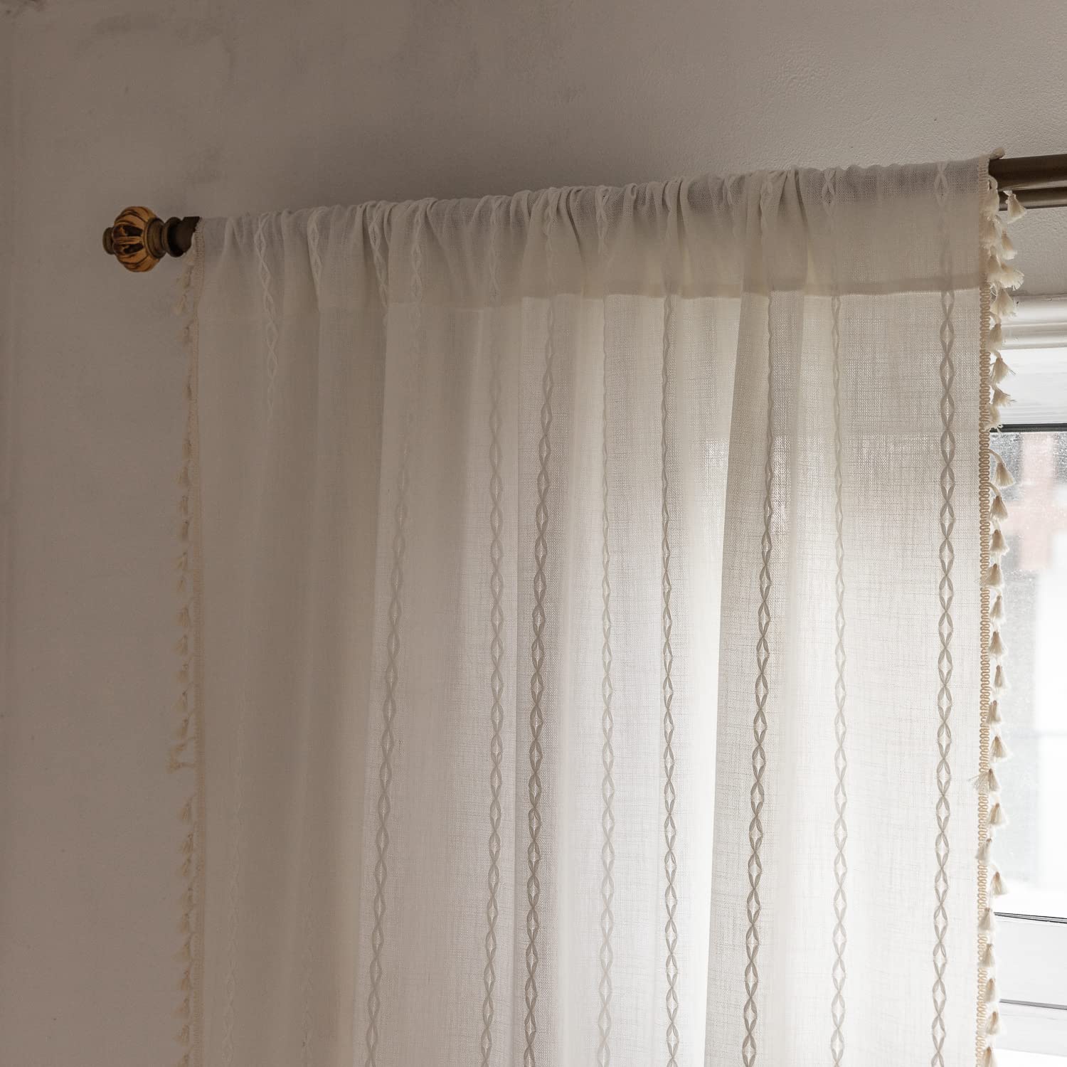 BCLBUSTE off-white fabric tone complements farmhouse interiors.