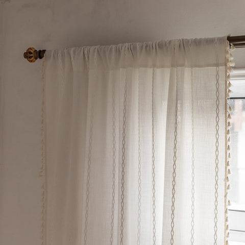 BCLBUSTE off-white fabric tone complements farmhouse interiors.