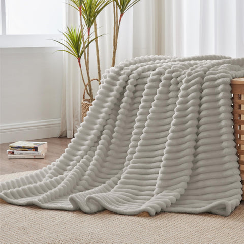 BEDELITE 300gsm fleece throw close-up shows soft, plush warmth.