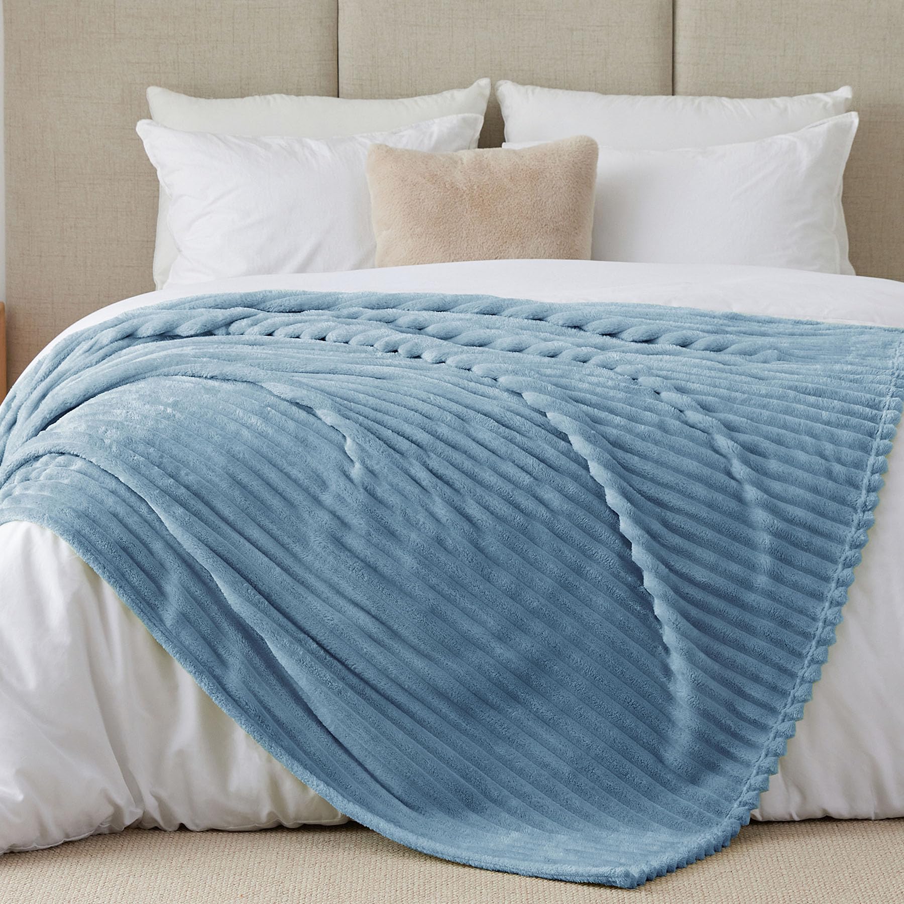 BEDELITE blanket 300GSM texture closeup highlights durable, cozy fleece