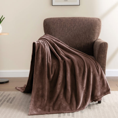 BEDELITE blanket outdoors for camping or picnics in cooler weather.