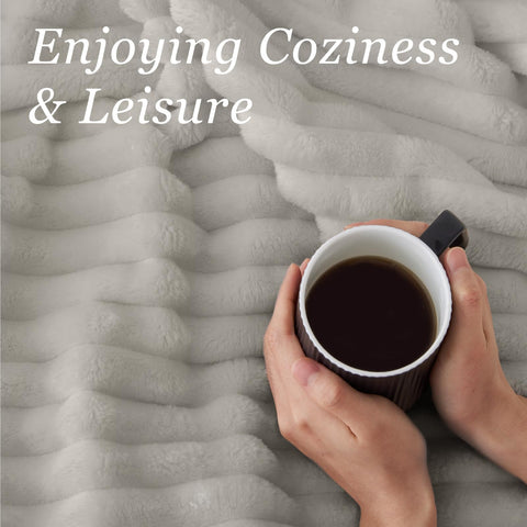 BEDELITE double-sided fleece blanket emphasizes 300GSM warmth and fluffy texture.