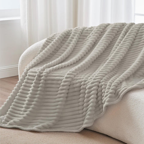 BEDELITE easy-care blanket with neat stitching resists shrinking and fading.