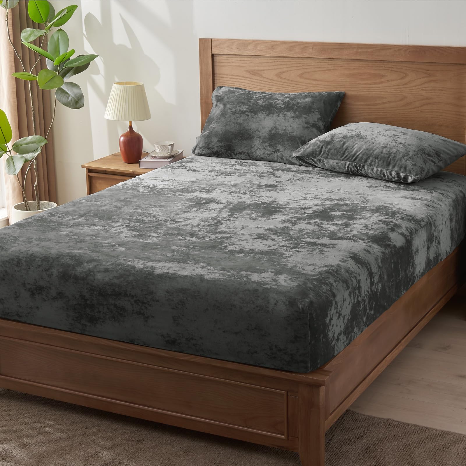 BEDELITE elastic corner straps ensure a snug sheet on thick mattresses