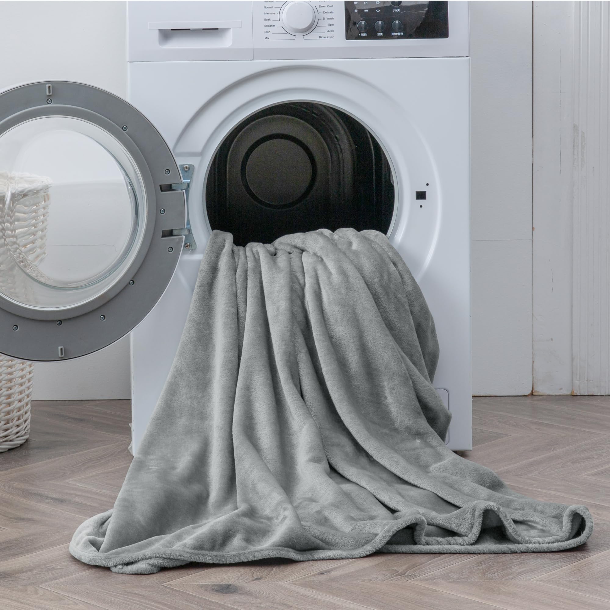 BEDELITE grey fleece evokes a cozy winter atmosphere in bedroom