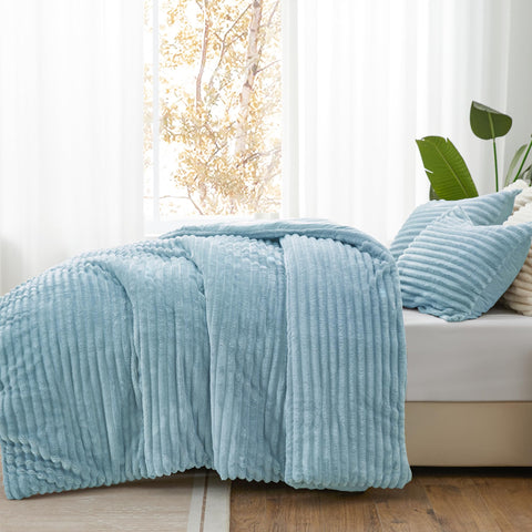 BEDELITE fleece back comforter texture provides warm, plush comfort.