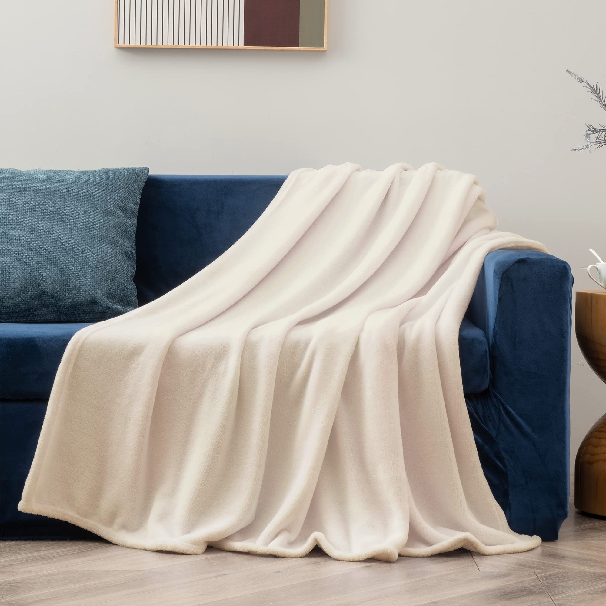 BEDELITE fleece blanket closeup shows two-sided fluff and softness.