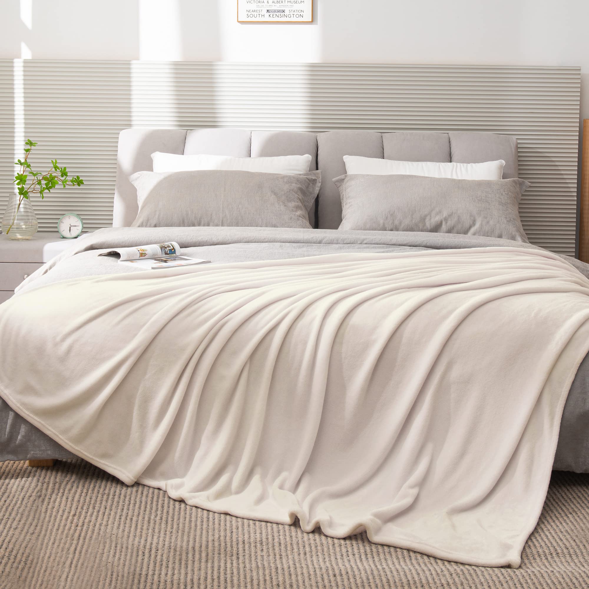 BEDELITE blanket machine washable and color-fast.