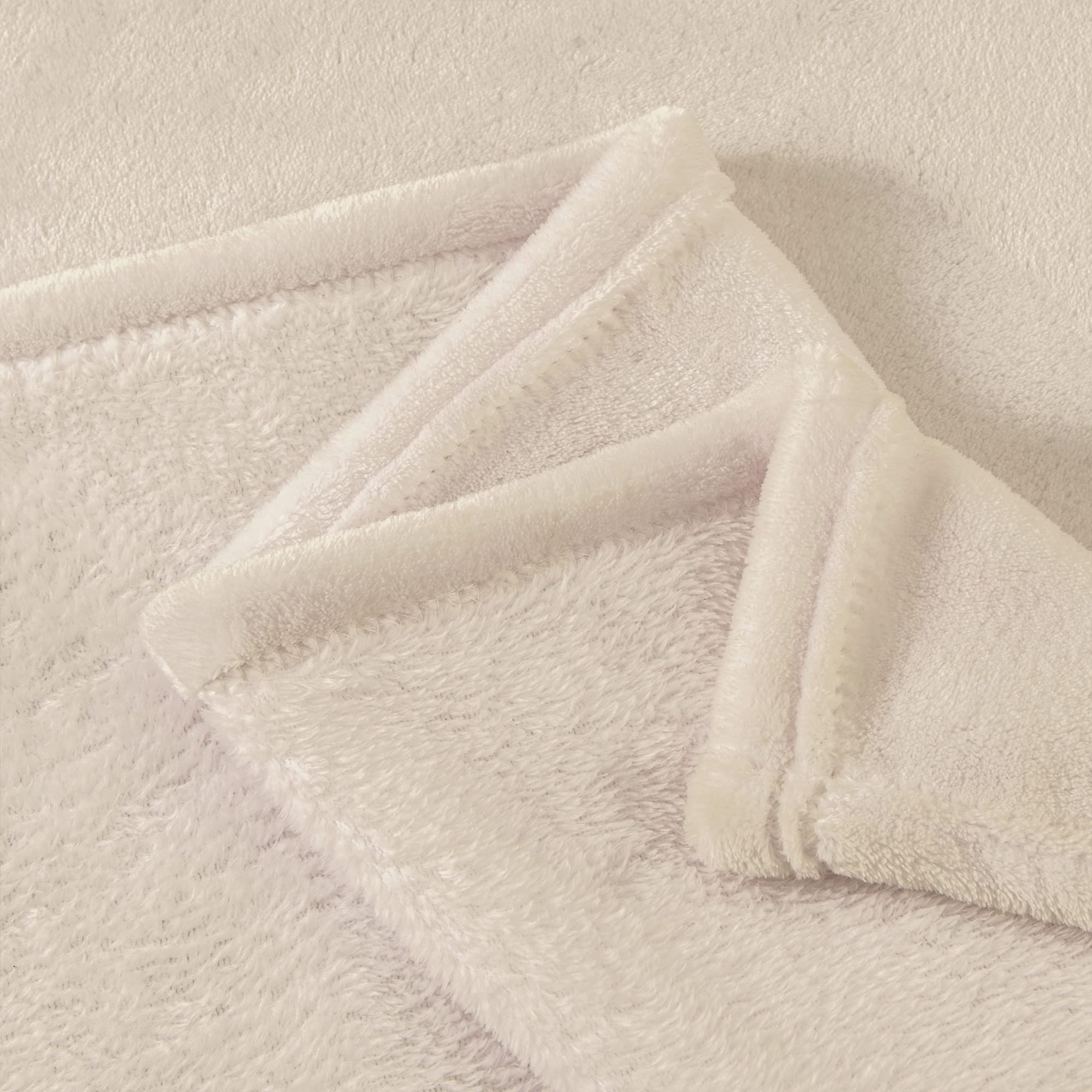 BEDELITE fleece blanket for travel stays soft in luggage.