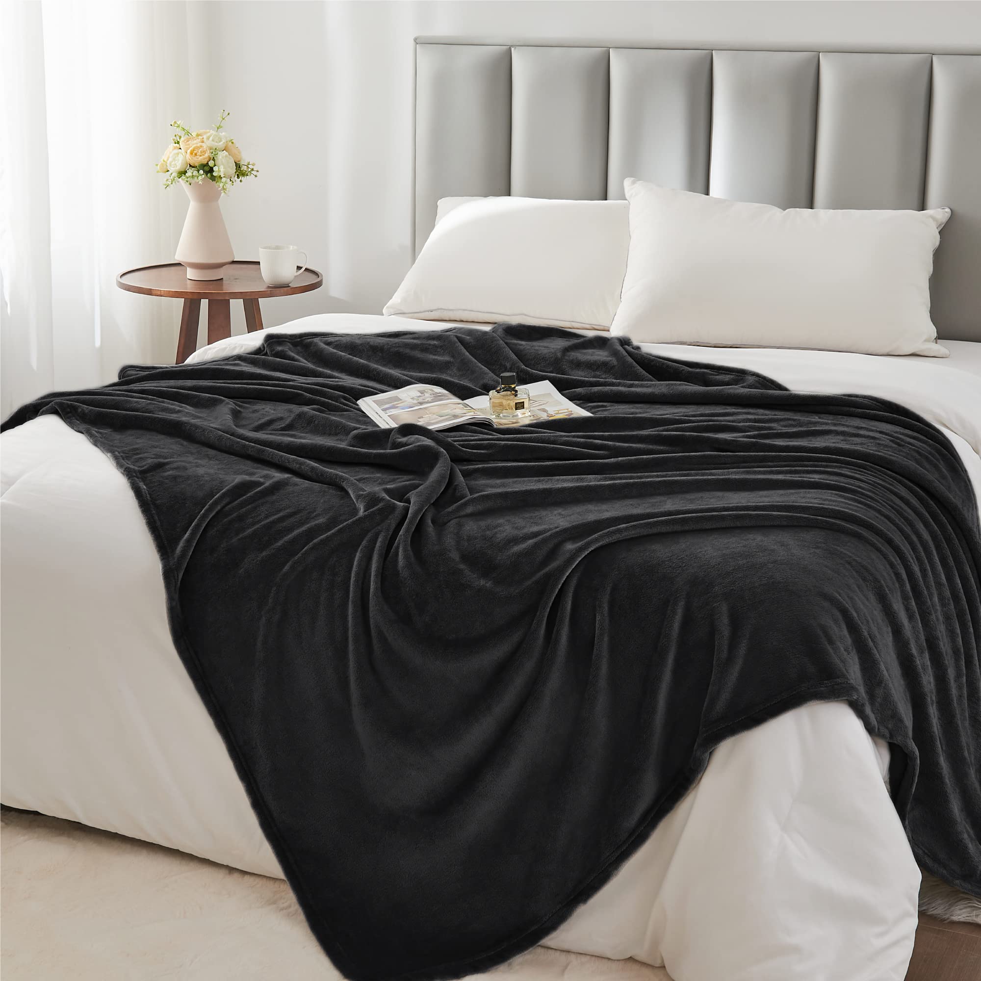 Travel-ready BEDELITE blanket offers lightweight warmth for trips.