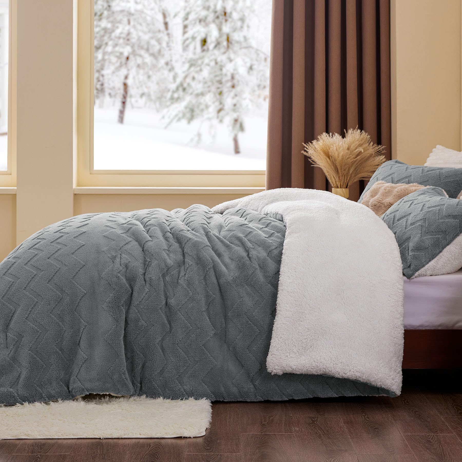 BEDELITE queen-size comforter measures 88 by 88 inches for full coverage