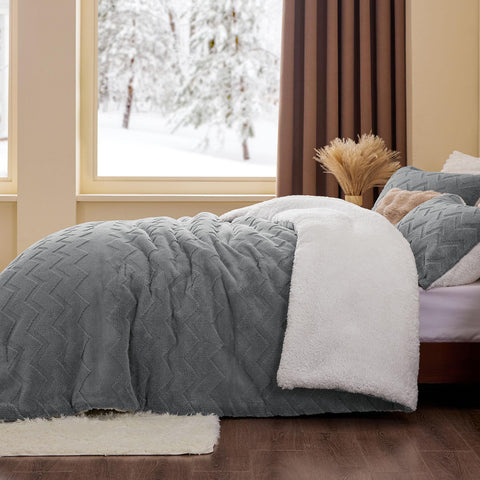 BEDELITE queen-size comforter measures 88 by 88 inches for full coverage