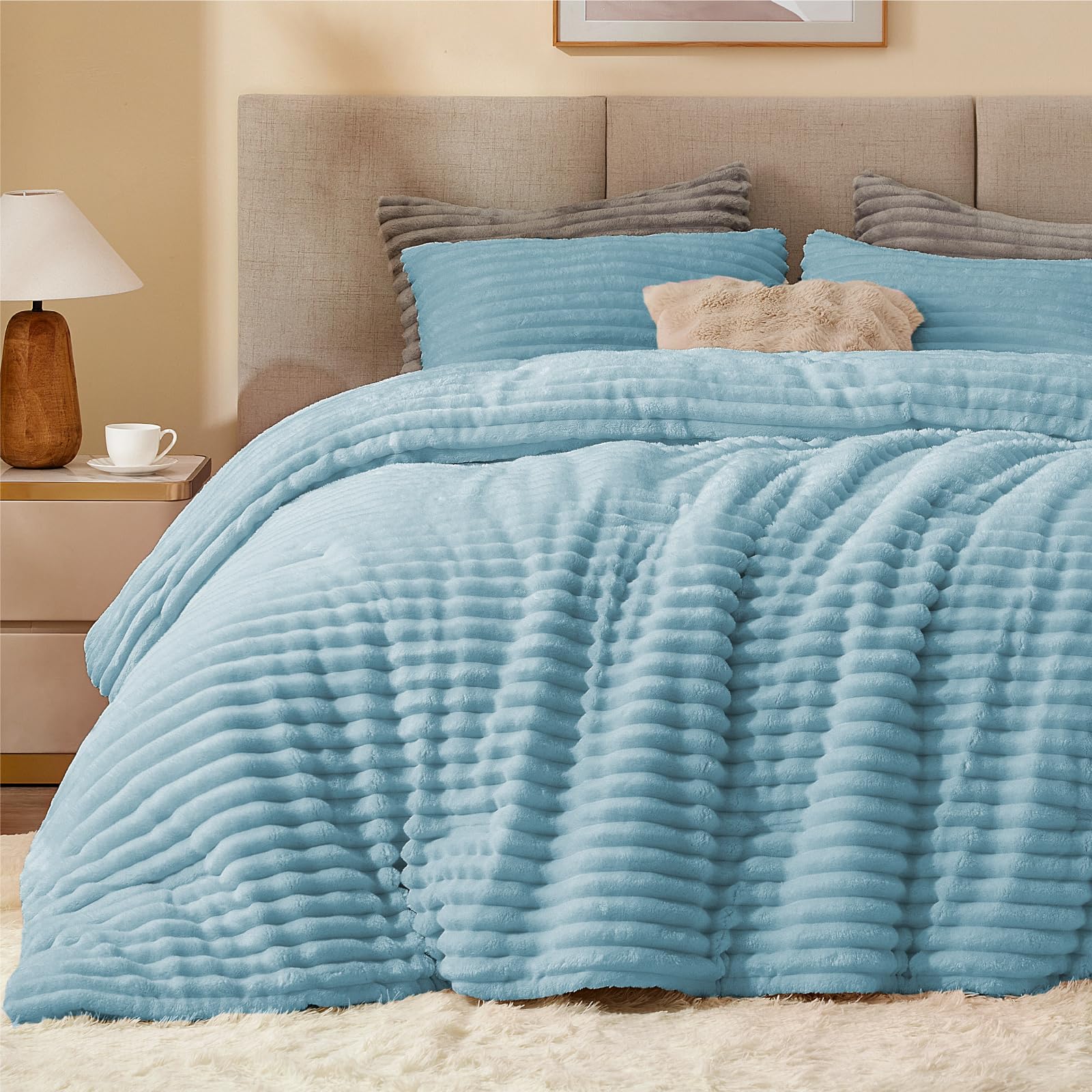 BEDELITE micro-mink front comforter texture for luxurious softness and warmth.