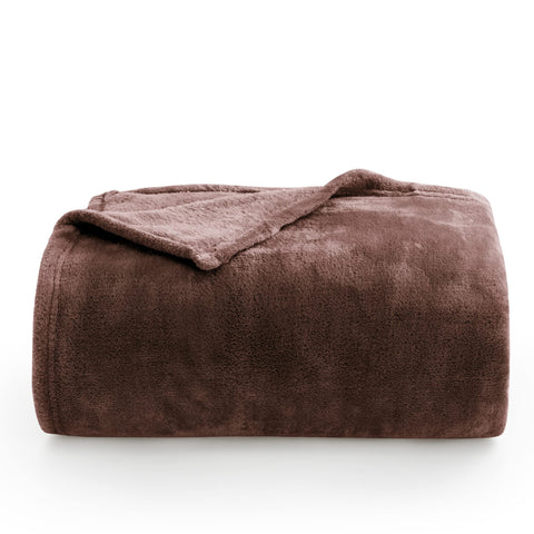 BEDELITE blanket protecting sofa from dirt and stains while lounging.