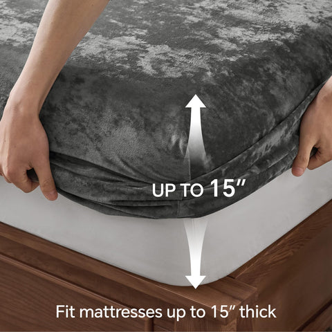 BEDELITE reinforced elastic corner straps keep the sheet in place