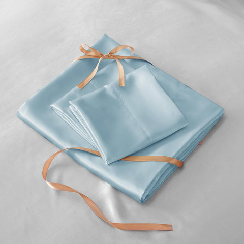 Layout of BEDELITE four-piece satin sheet set with fitted sheet, flat sheet, and pillowcases.