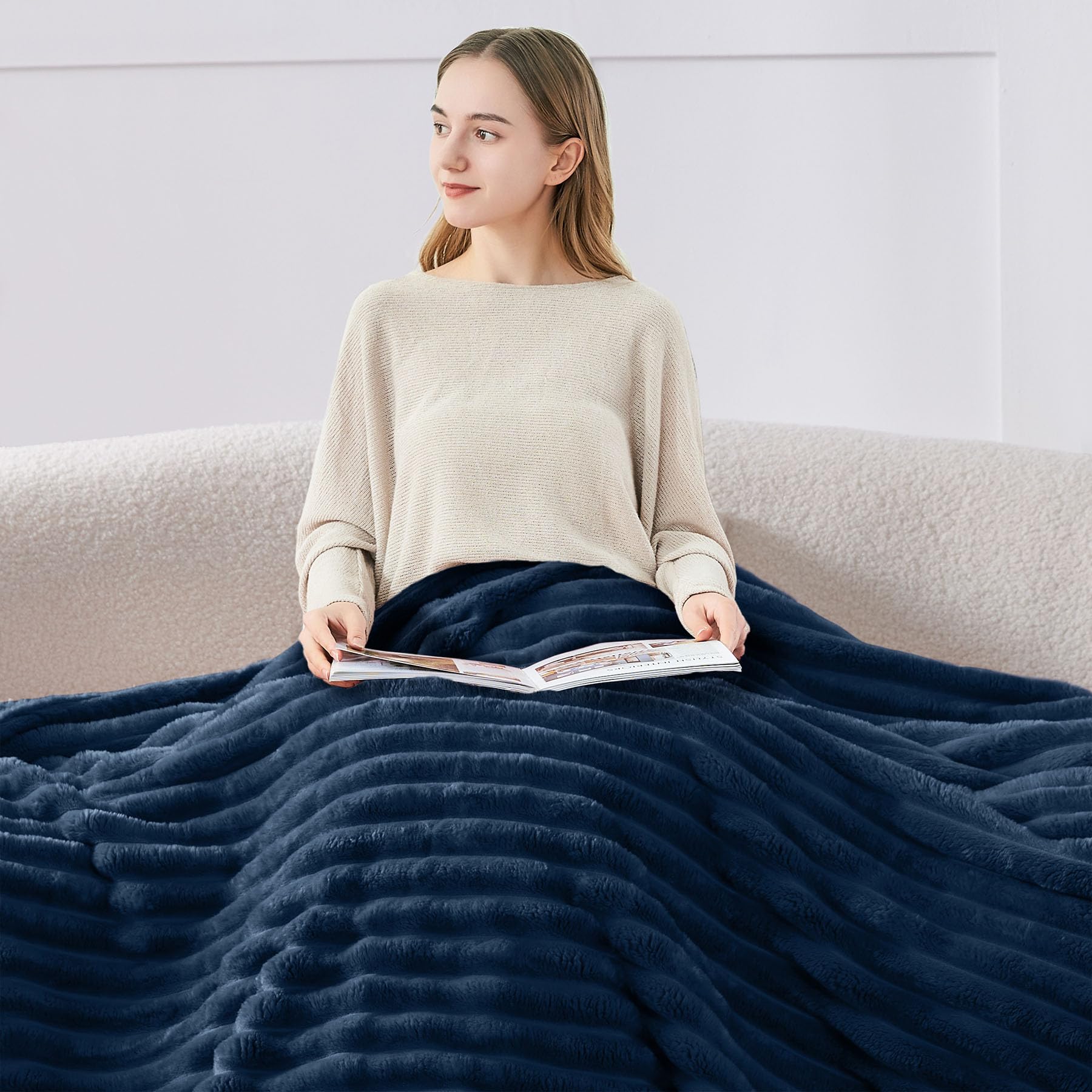 BEDELITE soft 300gsm fleece blanket feels plush yet breathable