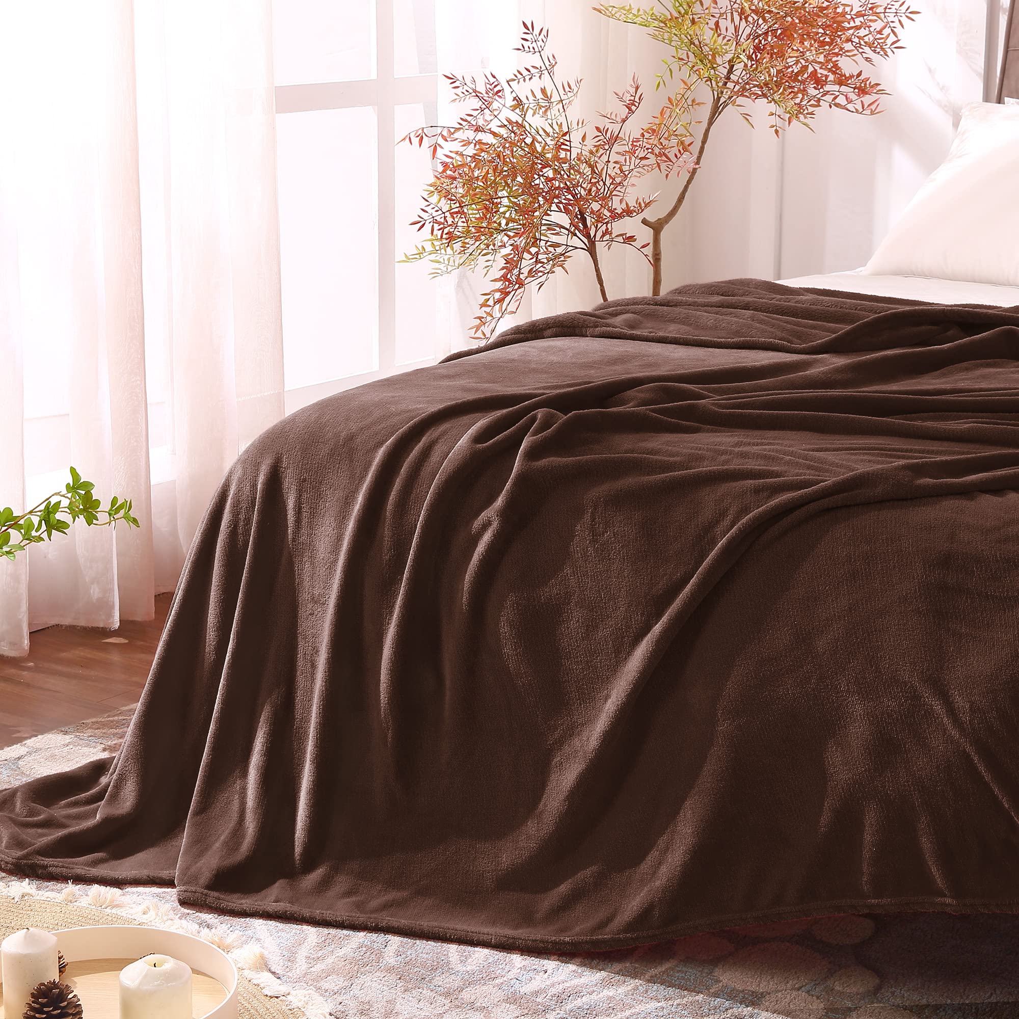 BEDELITE blanket in a compact travel bag showing lightweight warmth.