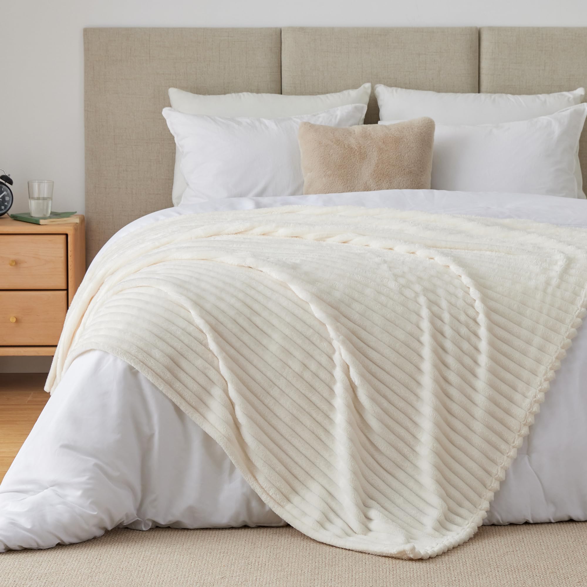 BEDELITE lightweight fleece cover offers breathable warmth for all seasons