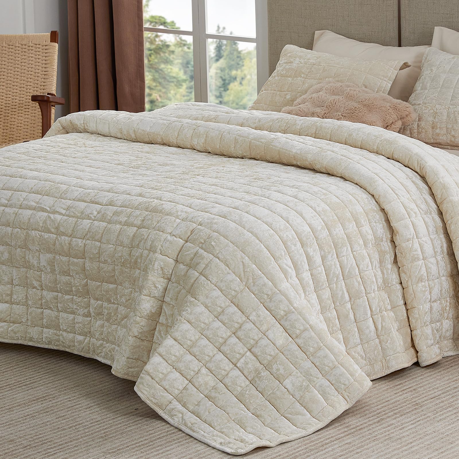 BEDELITE Velvet Quilt King displays a striking 3D geometric pattern for a luxurious focal point.