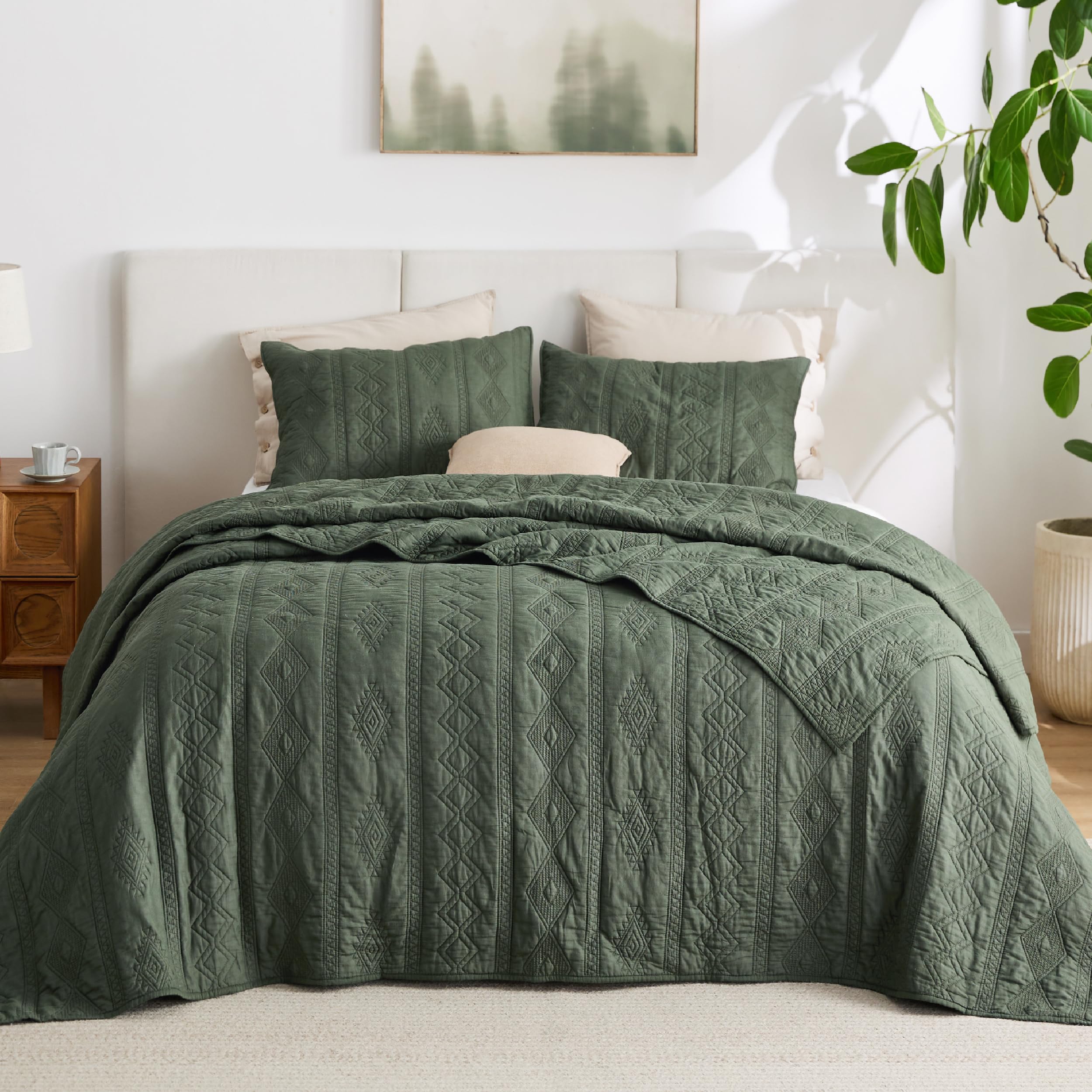 Bedsure 100% cotton quilt olive green front view shows lightweight all-season comfort