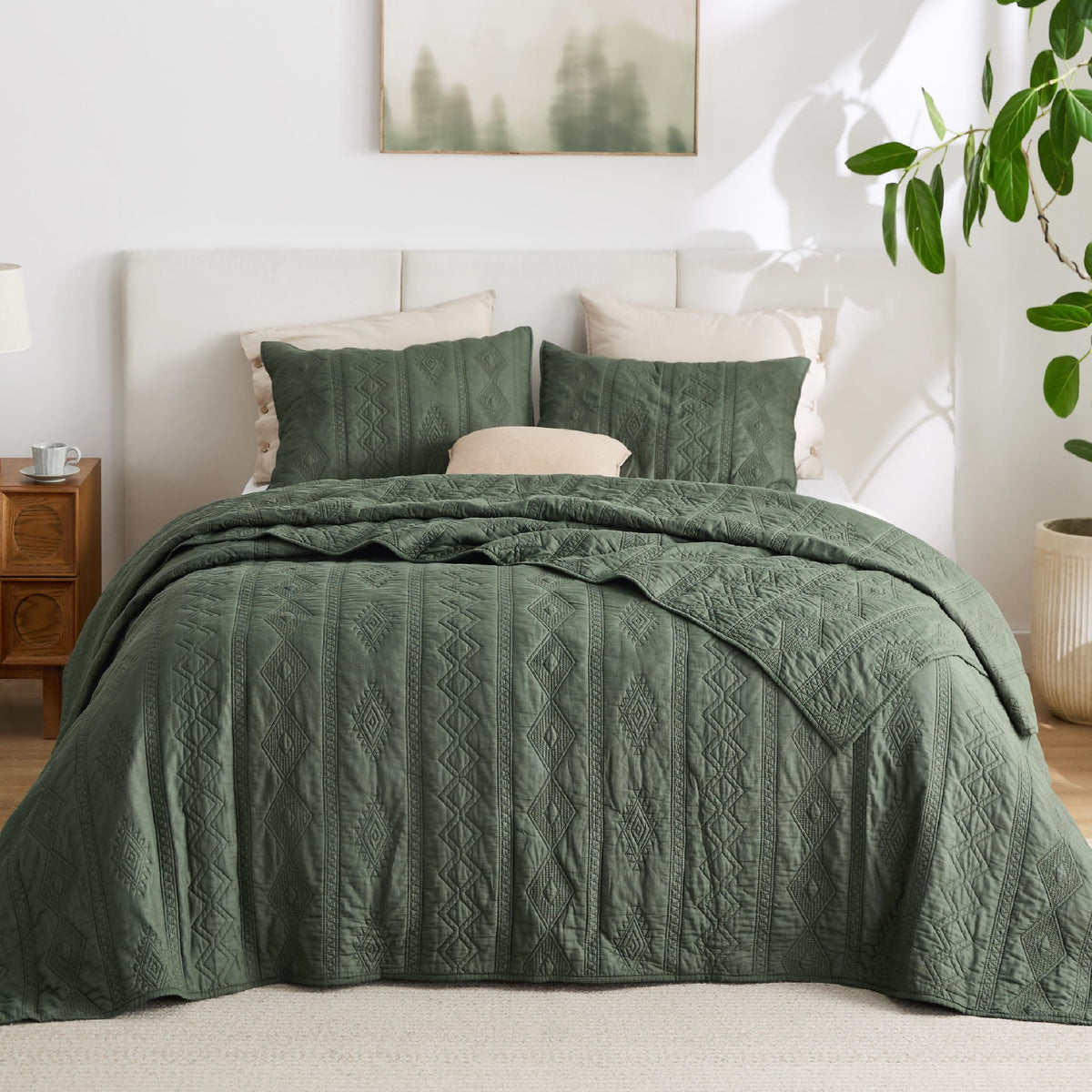 Bedsure 100% cotton quilt olive green front view shows lightweight all-season comfort