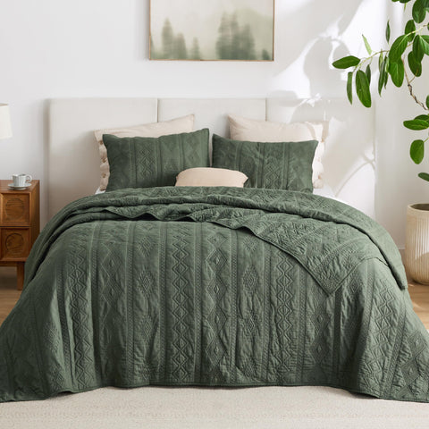Bedsure 100% cotton quilt olive green front view shows lightweight all-season comfort