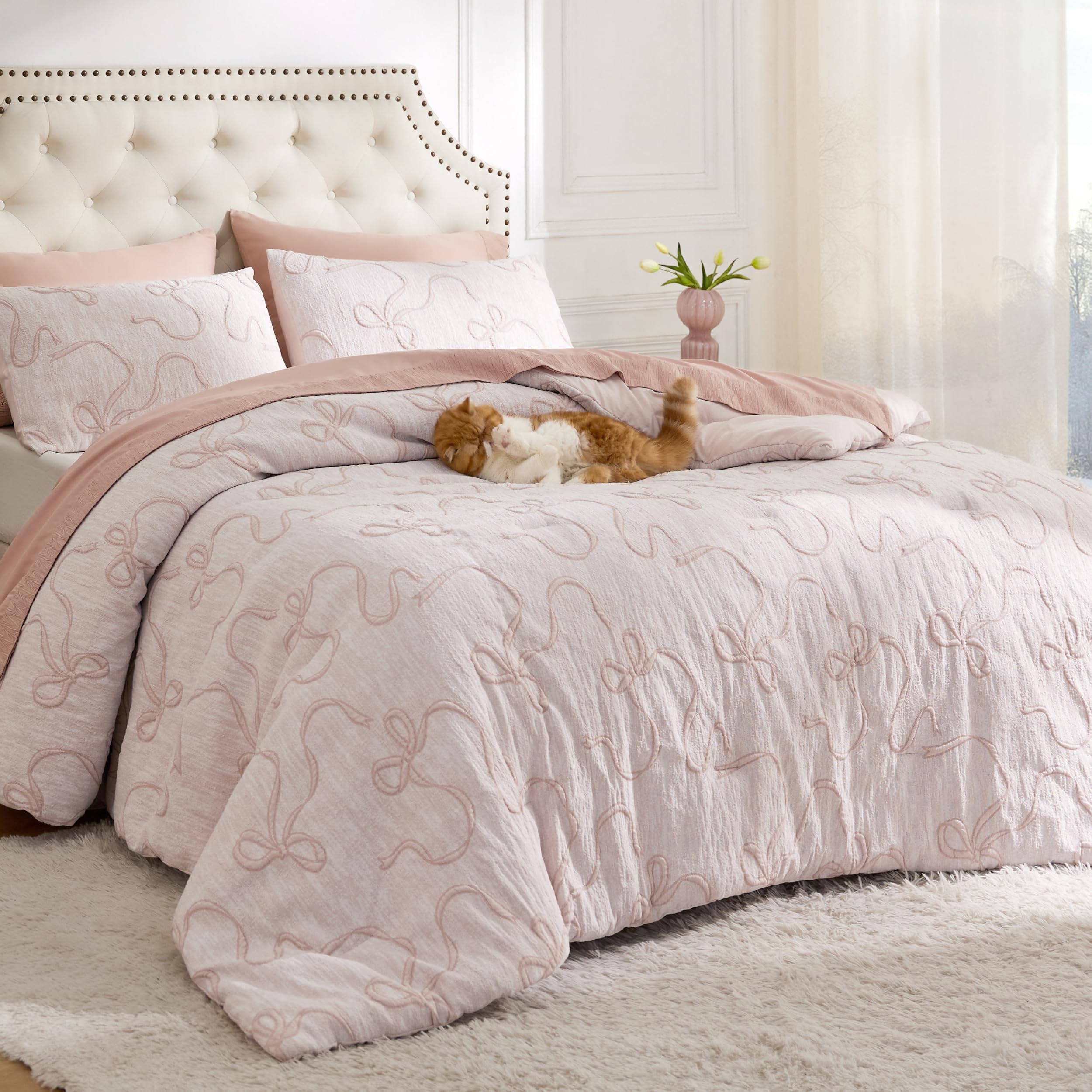 Bedsure 3D puffy jacquard design adds tactile depth and charm