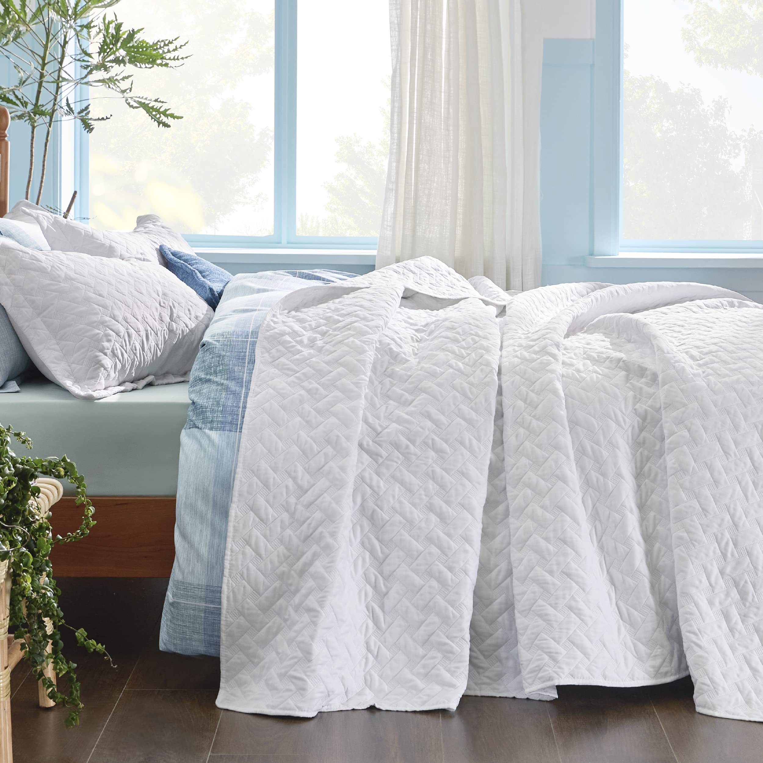 Bedsure all-season queen quilt shown as versatile bed layer.