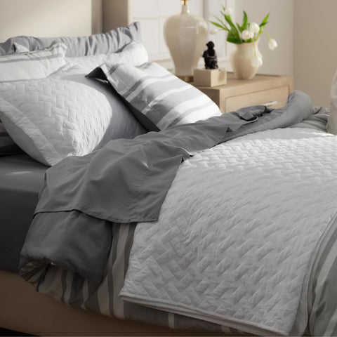 Bedsure bedspread in queen size shows elegant basket weave design for stylish rooms.