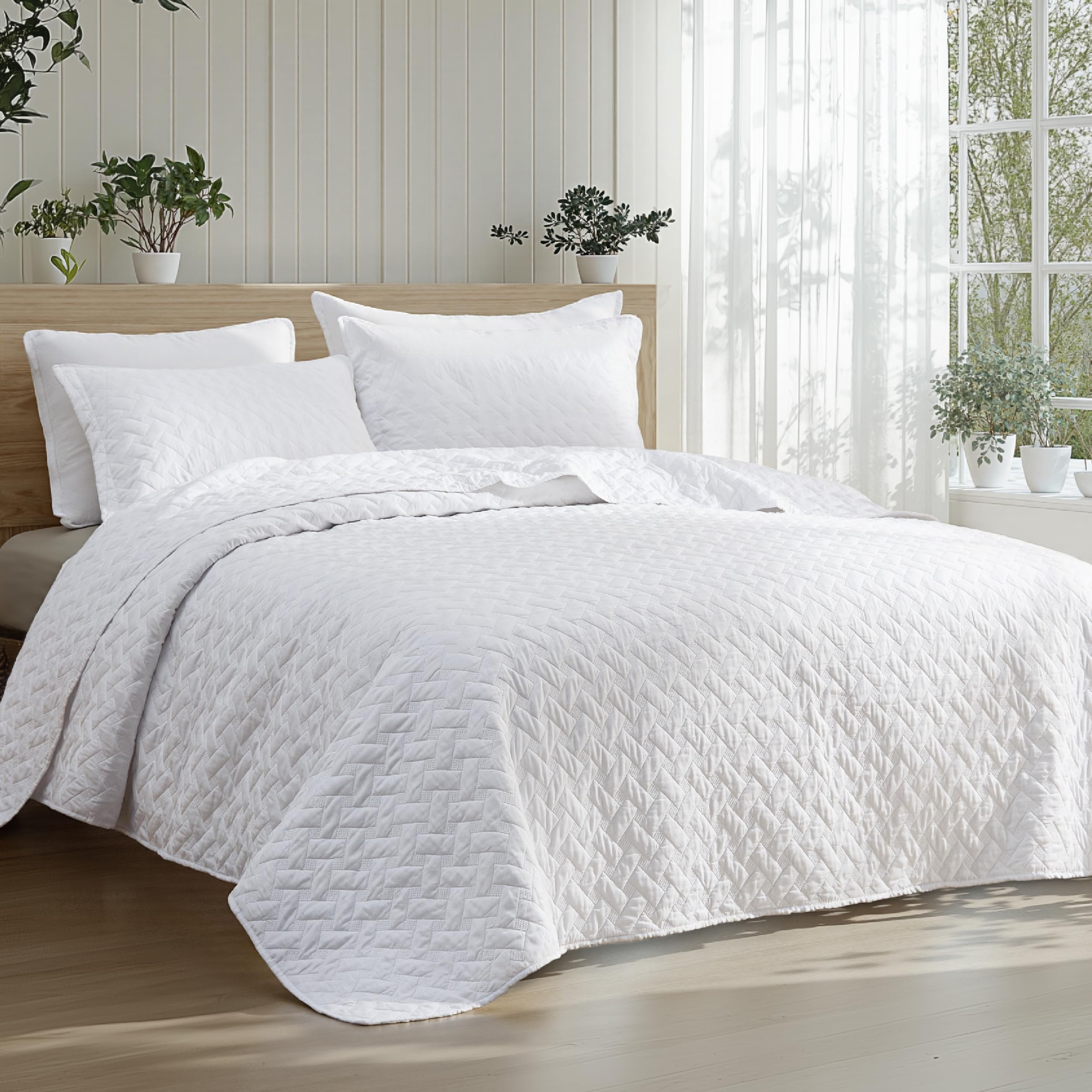 Bedsure king quilt with basket weave pattern enhances bedroom style