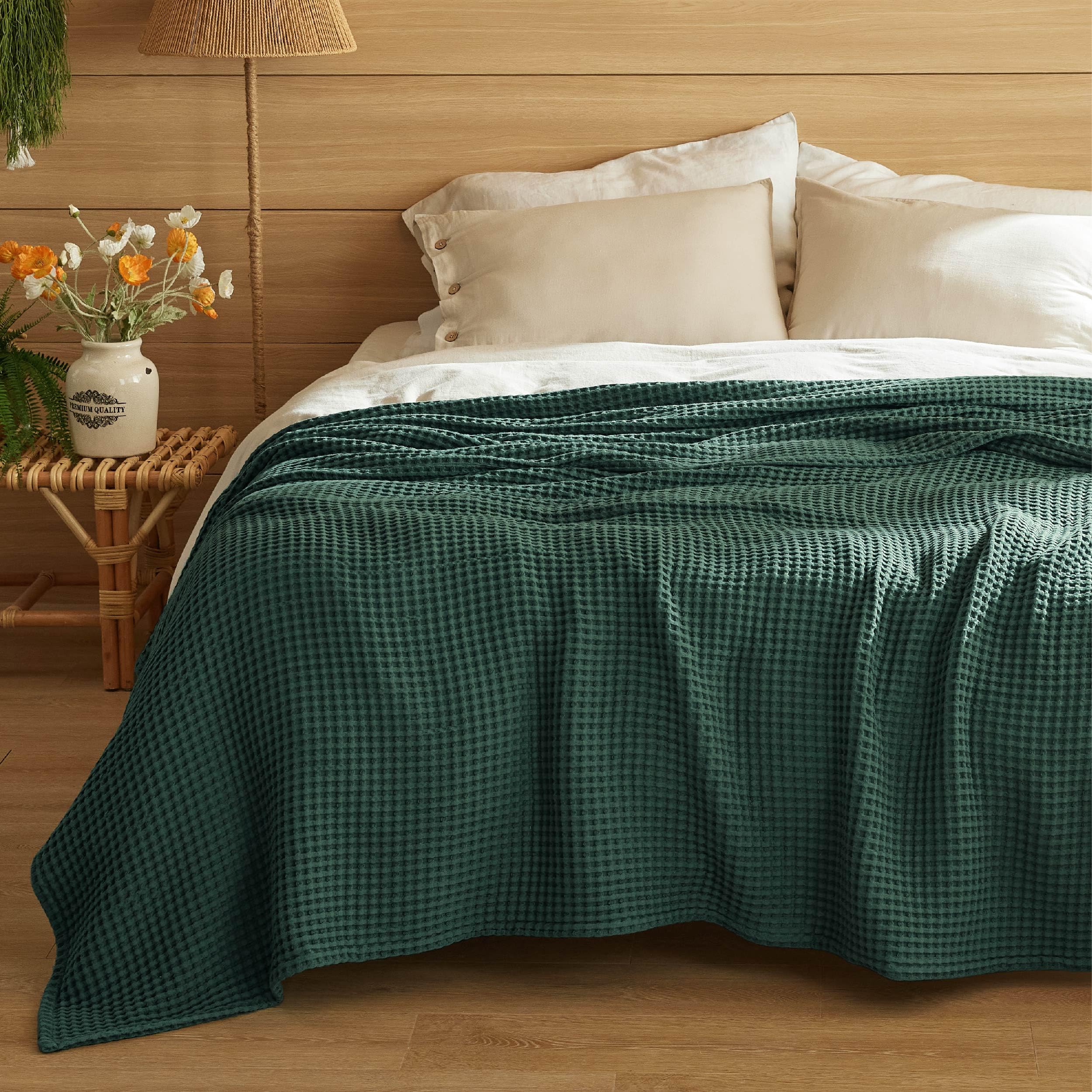 Bedsure bedroom decor blanket in dark green enhances cozy ambience.
