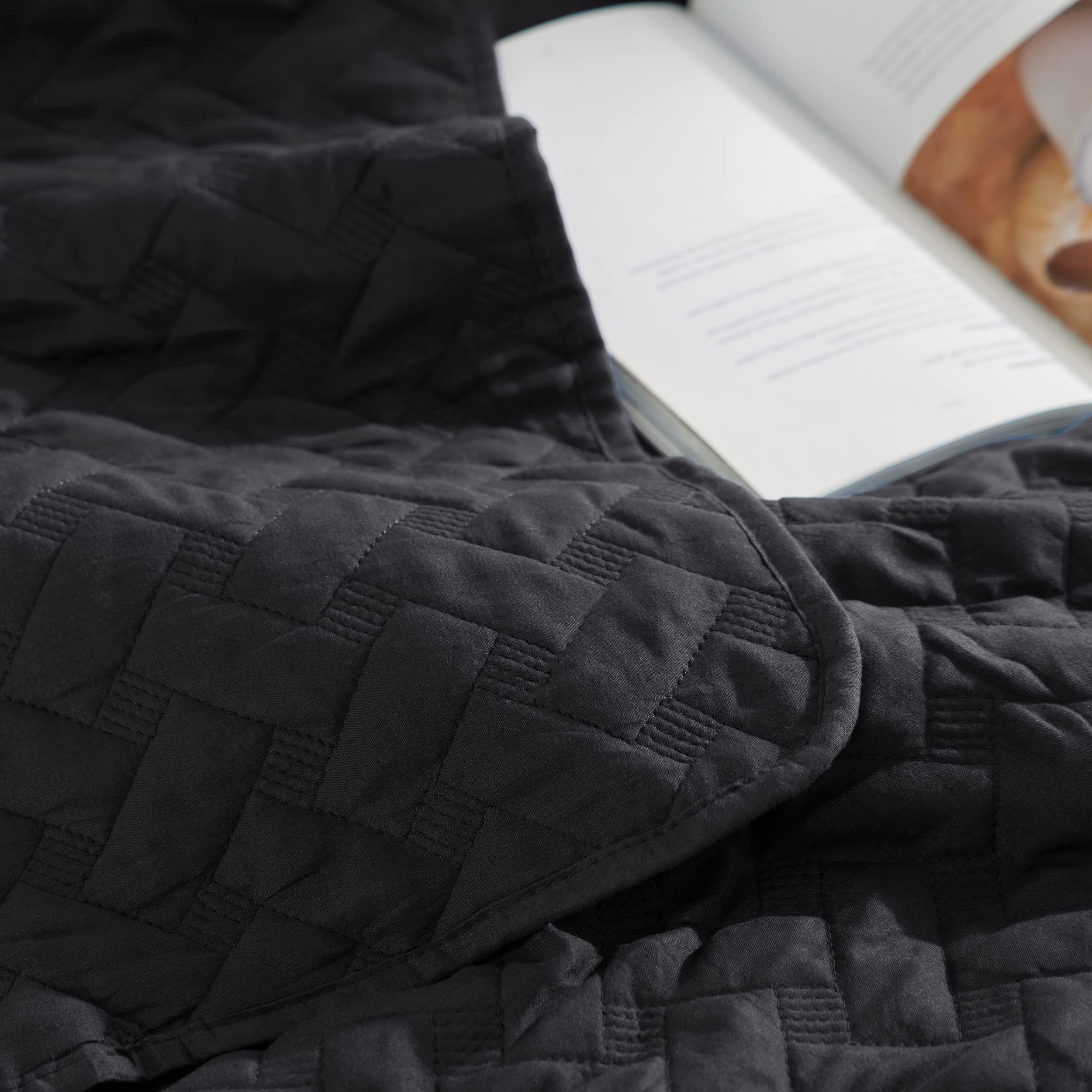Bedsure bedspread offers elegant decor compatibility across colors.