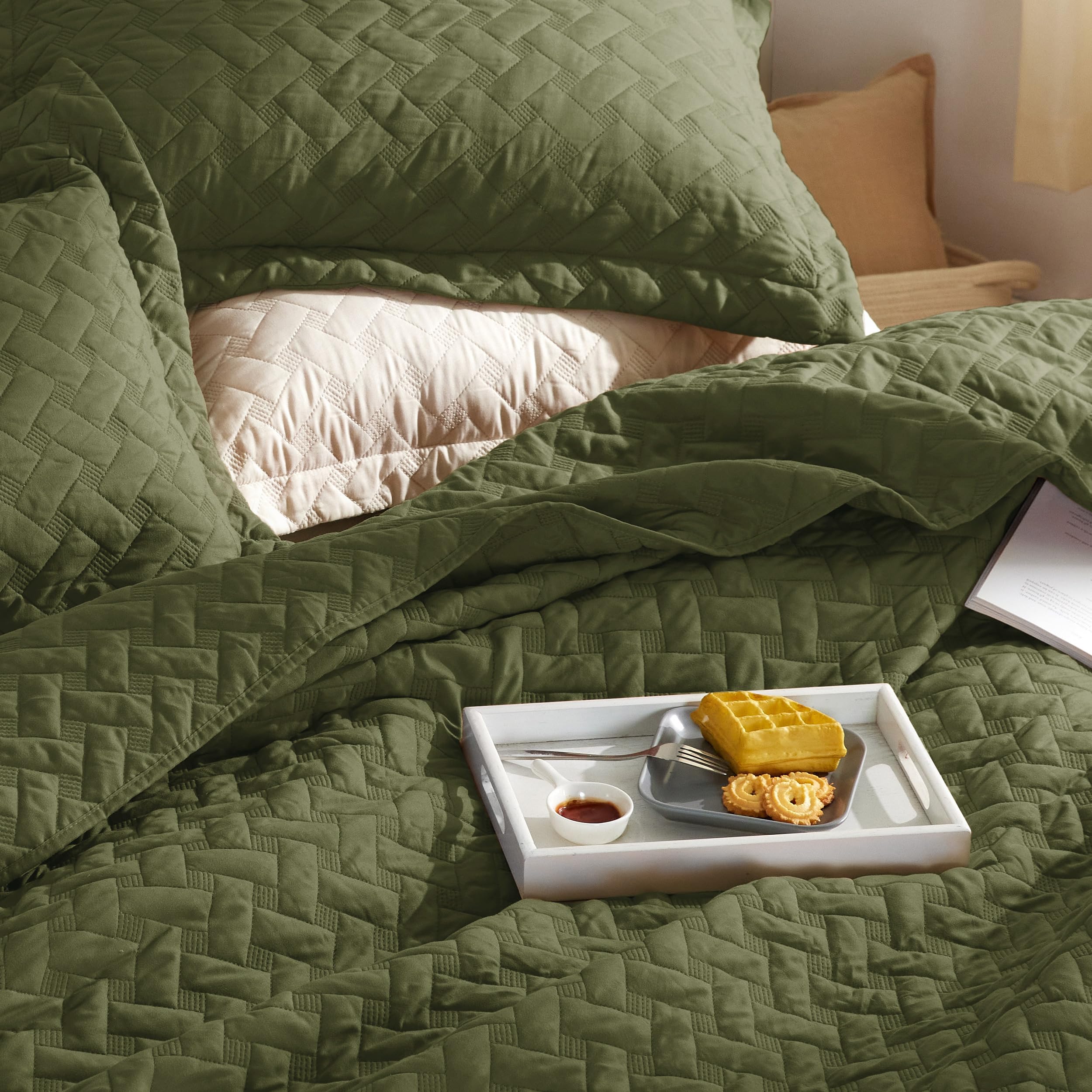 Bedsure brushed fabric close-up highlights plush softness.